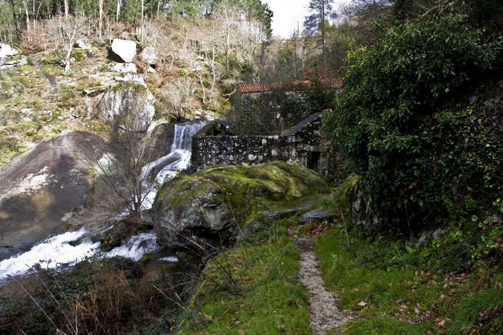 Ruta de los molinos del río Barosa con el río crecido en otoño
